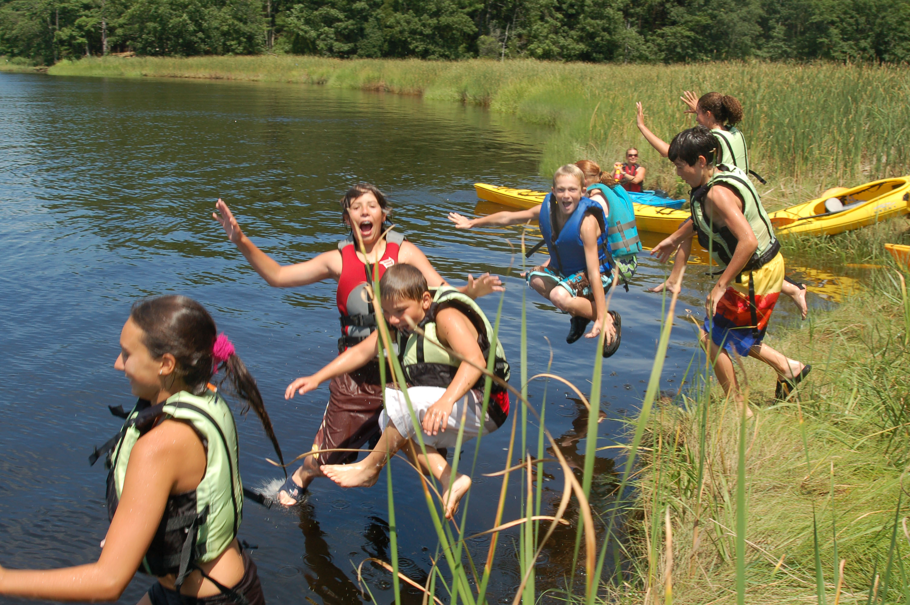 Kidsjumpinginlake